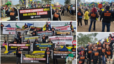 Montagem mostra servidores do SINDSEPEM/VAL durante o desfile dos 31 anos de Valparaíso de Goiás, com faixas e cartazes cobrando valorização, respeito às carreiras, transparência no IPASVAL, correta gestão do FUNDEB e convocação dos concursados.
