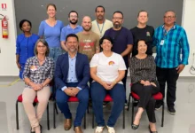 Integrantes da Frente Acadêmica e Social para Promoção do Desenvolvimento Sustentável posam para foto oficial durante reunião de formalização da entidade em Valparaíso de Goiás. O grupo reúne representantes da sociedade civil, lideranças comunitárias, especialistas, profissionais da educação, meio ambiente, urbanismo e servidores públicos comprometidos com o desenvolvimento sustentável do Entorno do Distrito Federal.