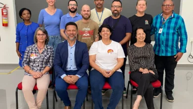 Integrantes da Frente Acadêmica e Social para Promoção do Desenvolvimento Sustentável posam para foto oficial durante reunião de formalização da entidade em Valparaíso de Goiás. O grupo reúne representantes da sociedade civil, lideranças comunitárias, especialistas, profissionais da educação, meio ambiente, urbanismo e servidores públicos comprometidos com o desenvolvimento sustentável do Entorno do Distrito Federal.