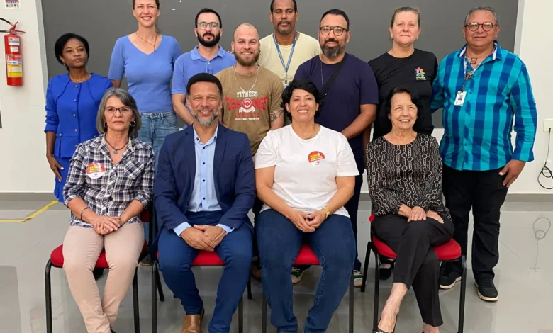 Integrantes da Frente Acadêmica e Social para Promoção do Desenvolvimento Sustentável posam para foto oficial durante reunião de formalização da entidade em Valparaíso de Goiás. O grupo reúne representantes da sociedade civil, lideranças comunitárias, especialistas, profissionais da educação, meio ambiente, urbanismo e servidores públicos comprometidos com o desenvolvimento sustentável do Entorno do Distrito Federal.